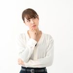 考える女性