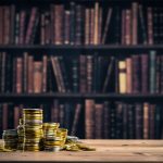 硬貨と本棚