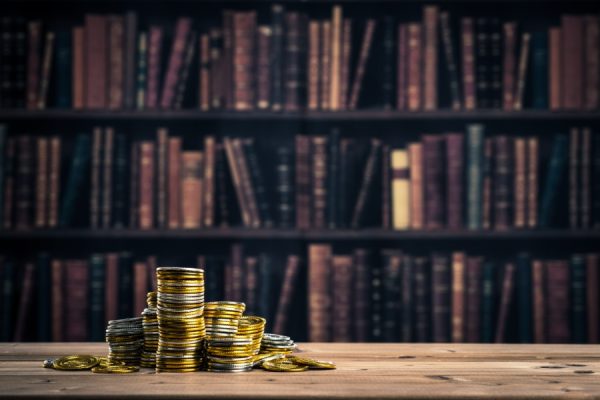 硬貨と本棚