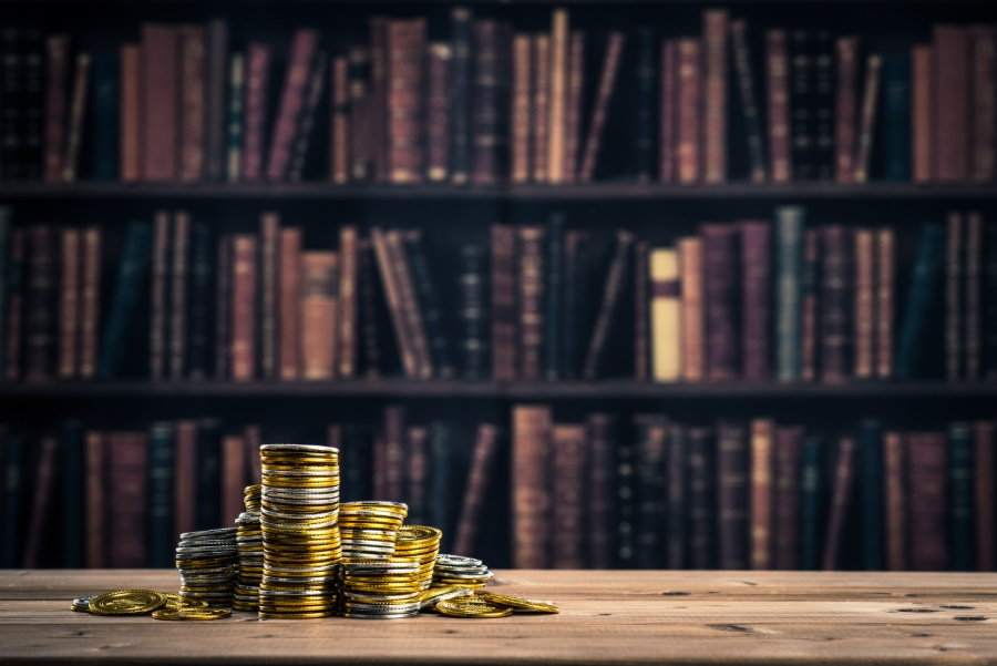 硬貨と本棚