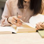 勉強する女性
