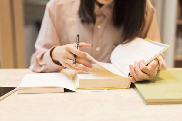 勉強する女性