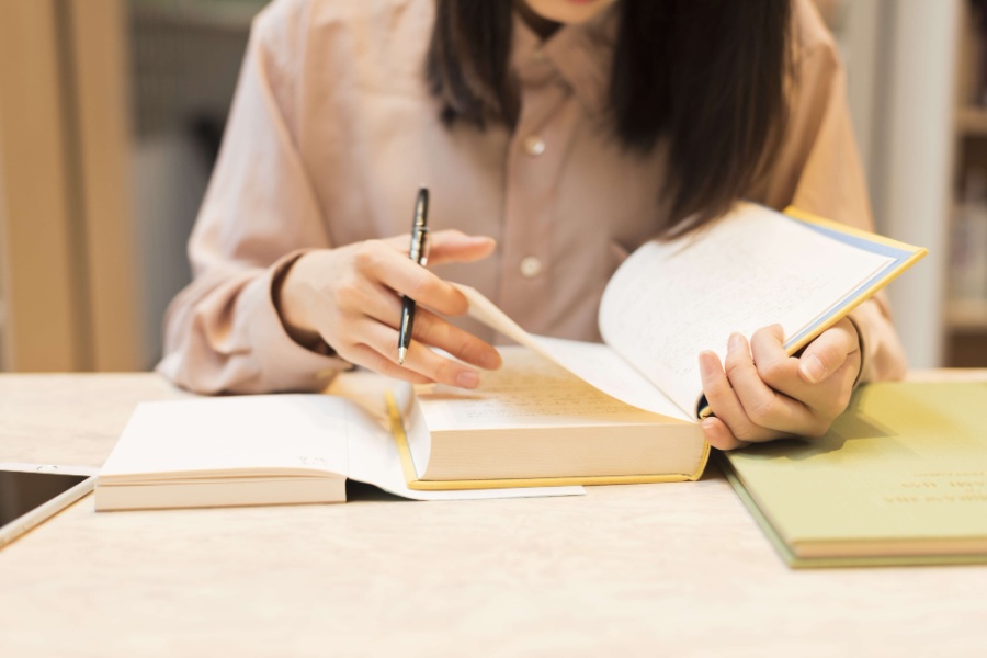 勉強する女性